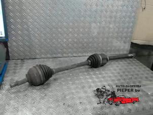 Gebruikte Aandrijfas links-voor Renault Trafic New (FL) 2.0 dCi 16V 115 Prijs op aanvraag aangeboden door Autosloperij Pieper BV