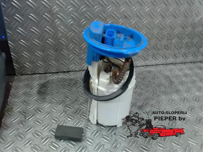 Gebruikte Benzinepomp Volkswagen Golf V (1K1) 2.0 FSI 16V Prijs € 42,00 Margeregeling aangeboden door Autosloperij Pieper BV