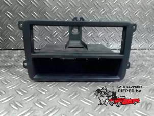 Gebruikte Radio omlijsting Volkswagen Golf VI (5K1) 1.4 TSI 122 16V Prijs € 15,75 Margeregeling aangeboden door Autosloperij Pieper BV