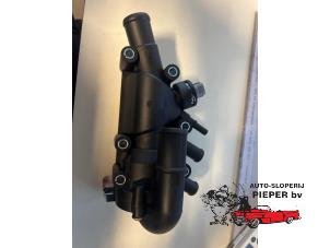 Nieuwe Thermostaathuis Ford Fiesta 5 (JD/JH) 1.3 Prijs € 57,74 Inclusief btw aangeboden door Autosloperij Pieper BV