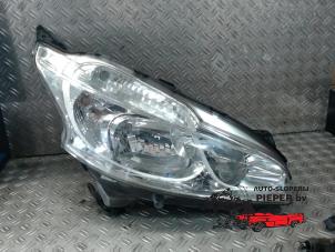Gebruikte Rechter Koplamp Peugeot 208 I (CA/CC/CK/CL) 1.2 Vti 12V PureTech 82 Prijs € 131,25 Margeregeling aangeboden door Autosloperij Pieper BV