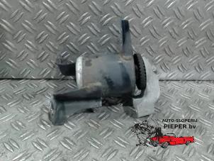 Motorsteun van een Ford Fiesta 6 (JA8) 1.4 16V 2009