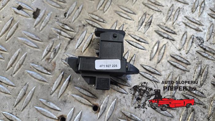 Gebruikte Handrem schakelaar Audi A6 (C6) 3.2 V6 24V FSI Quattro Prijs € 26,25 Margeregeling aangeboden door Autosloperij Pieper BV