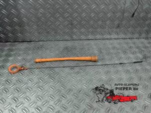 Gebruikte Olie Peilstok Volkswagen Golf V (1K1) 2.0 FSI 16V Prijs € 26,25 Margeregeling aangeboden door Autosloperij Pieper BV