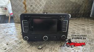 Gebruikte Radio CD Speler Volkswagen Golf VI (5K1) 1.4 TSI 122 16V Prijs € 78,75 Margeregeling aangeboden door Autosloperij Pieper BV