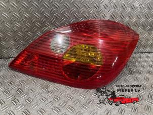 Gebruikte Achterlicht rechts Opel Tigra Twin Top 1.8 16V Prijs € 63,00 Margeregeling aangeboden door Autosloperij Pieper BV