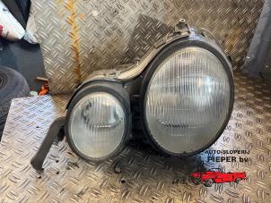 Gebruikte Koplamp links Mercedes E (W210) 2.4 E-240 V6 18V Prijs € 63,00 Margeregeling aangeboden door Autosloperij Pieper BV