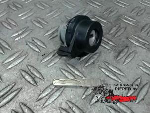 Gebruikte Kontaktslot + Sleutel Volkswagen Caddy III (2KA,2KH,2CA,2CH) 1.6 TDI 16V Prijs € 52,50 Margeregeling aangeboden door Autosloperij Pieper BV