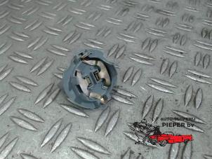 Gebruikte Koplamp fitting Volkswagen Golf V (1K1) 1.6 FSI 16V Prijs € 10,50 Margeregeling aangeboden door Autosloperij Pieper BV