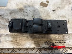 Gebruikte Ruit schakelaar elektrisch Mazda 5 (CR19) 1.8i 16V Prijs € 52,50 Margeregeling aangeboden door Autosloperij Pieper BV