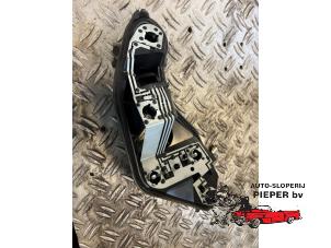 Gebruikte Fitting Achterlicht rechts Peugeot 207/207+ (WA/WC/WM) 1.4 16V VTi Prijs € 21,00 Margeregeling aangeboden door Autosloperij Pieper BV