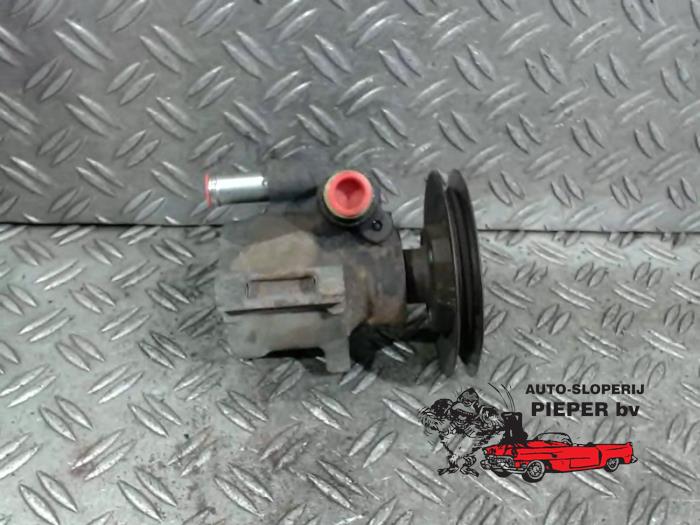 Gebruikte Pomp Servo Volkswagen Golf III Cabrio Restyling (1E7) 2.0 Prijs € 36,75 Margeregeling aangeboden door Autosloperij Pieper BV