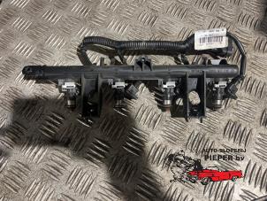 Gebruikte Injector brug Renault Twingo II (CN) 1.2 16V Prijs op aanvraag aangeboden door Autosloperij Pieper BV