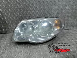 Gebruikte Linker Koplamp Chrysler Voyager/Grand Voyager (RG/RS) 2.4i 16V Prijs € 63,00 Margeregeling aangeboden door Autosloperij Pieper BV