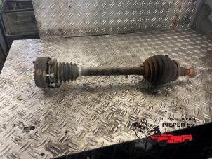 Gebruikte Steekas links-voor Volkswagen Polo IV (9N1/2/3) 1.2 12V Prijs € 36,75 Margeregeling aangeboden door Autosloperij Pieper BV