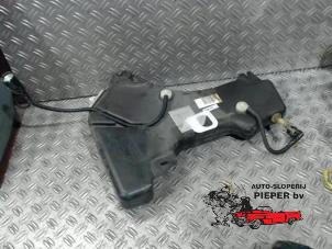 Gebruikte Additatief tank Citroen C5 III Berline (RD) 2.0 HDiF 16V Prijs € 63,00 Margeregeling aangeboden door Autosloperij Pieper BV