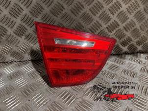 Gebruikte Achterlicht links BMW 3 serie (E90) 318i 16V Prijs € 42,00 Margeregeling aangeboden door Autosloperij Pieper BV
