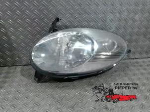 Gebruikte Rechter Koplamp Nissan Micra (K12) 1.2 16V Prijs € 42,00 Margeregeling aangeboden door Autosloperij Pieper BV