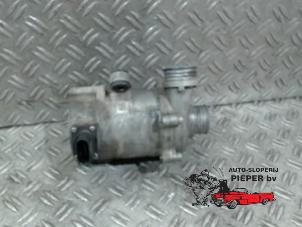 Gebruikte Extra waterpomp BMW 5 serie Touring (F11) 520i 16V Prijs € 131,25 Margeregeling aangeboden door Autosloperij Pieper BV