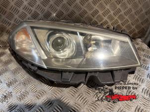 Gebruikte Koplamp rechts Renault Megane II CC (EM) 1.9 dCi 120 Prijs op aanvraag aangeboden door Autosloperij Pieper BV