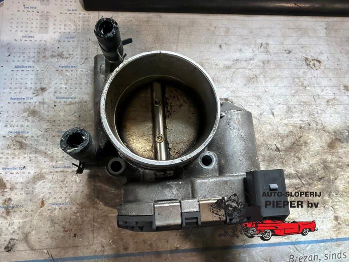 Gebruikte Gasklephuis Volkswagen Passat Variant (3B6) 2.3 V5 20V Prijs € 105,00 Margeregeling aangeboden door Autosloperij Pieper BV