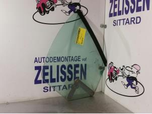 Gebruikte Ruit 2Deurs rechts-achter Peugeot 206 CC (2D) 2.0 16V Prijs op aanvraag aangeboden door Zelissen V.O.F. autodemontage