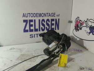 Gebruikte Schuifdeur motor rechts Peugeot 1007 (KM) 1.4 Prijs € 210,00 Margeregeling aangeboden door Zelissen V.O.F. autodemontage