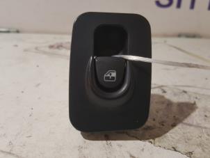 Gebruikte Elektrisch Raam Schakelaar Lancia Ypsilon (843) 1.4 16V Prijs op aanvraag aangeboden door Zelissen V.O.F. autodemontage