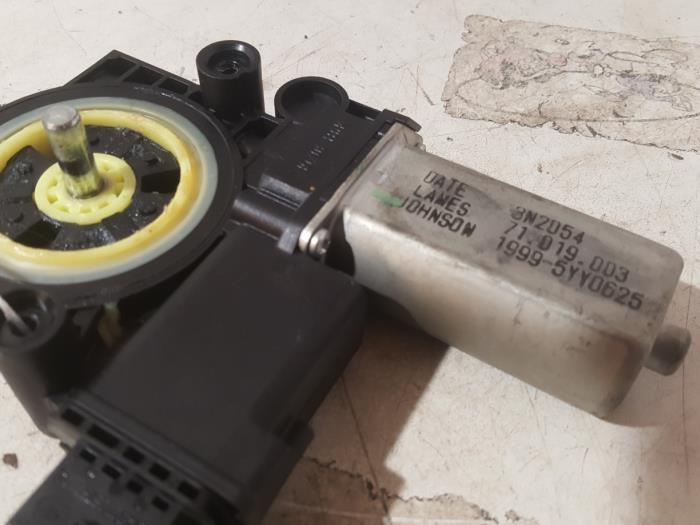 Raammotor Portier van een Opel Corsa D 1.3 CDTi 16V ecoFLEX 2013