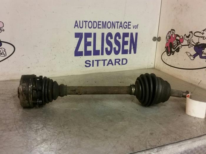 Gebruikte Aandrijfas links-voor Volkswagen Golf III (1H1) 1.8 GL,GT Prijs € 31,50 Margeregeling aangeboden door Zelissen V.O.F. autodemontage