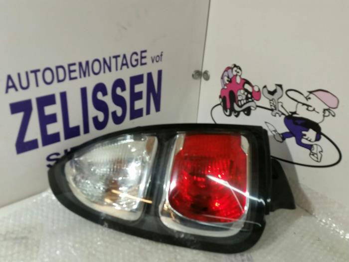 Achterlicht links van een Citroën C3 Picasso (SH) 1.4 16V VTI 95 2009
