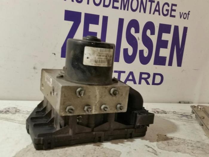 Gebruikte ABS Pomp Mercedes CLK Prijs € 315,00 Margeregeling aangeboden door Zelissen V.O.F. autodemontage