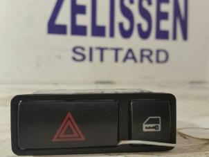 Gebruikte Alarmlicht Schakelaar BMW X5 (E53) 3.0d 24V Prijs op aanvraag aangeboden door Zelissen V.O.F. autodemontage