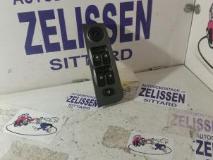 Gebruikte Ruit schakelaar elektrisch Mercedes C (W203) 2.0 C-180 16V Prijs € 42,00 Margeregeling aangeboden door Zelissen V.O.F. autodemontage