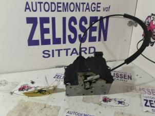 Gebruikte Portierslot Mechaniek 2deurs rechts Opel Corsa D 1.2 16V Prijs € 36,75 Margeregeling aangeboden door Zelissen V.O.F. autodemontage