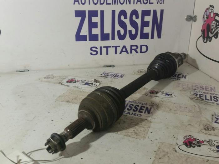 Gebruikte Aandrijfas links-voor Renault Modus/Grand Modus (JP) 1.4 16V Prijs € 42,00 Margeregeling aangeboden door Zelissen V.O.F. autodemontage