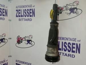 Gebruikte Mac Phersonpoot rechts-voor Mercedes S (W220) 3.2 S-320 18V Prijs € 420,00 Margeregeling aangeboden door Zelissen V.O.F. autodemontage