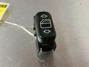 Gebruikte Ruit schakelaar elektrisch Mercedes S (W220) 3.2 S-320 18V Prijs € 14,70 Margeregeling aangeboden door Zelissen V.O.F. autodemontage