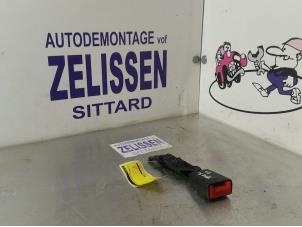 Gebruikte Veiligheidsgordel Insteek rechts-achter Nissan Pixo (D31S) 1.0 12V Prijs € 21,00 Margeregeling aangeboden door Zelissen V.O.F. autodemontage