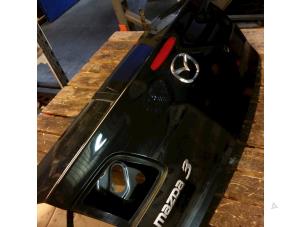 Gebruikte Kofferdeksel Mazda 3 (BK12) 1.6i 16V Prijs € 152,25 Margeregeling aangeboden door Zelissen V.O.F. autodemontage