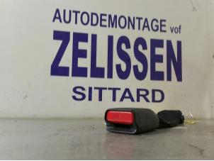 Gebruikte Veiligheidsgordel Insteek midden-achter Opel Agila (B) 1.0 12V Prijs € 15,75 Margeregeling aangeboden door Zelissen V.O.F. autodemontage