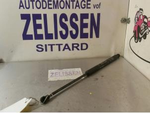 Gebruikte Amortisseur links-achter Mitsubishi Colt (CJ) 1.3 GL,GLX 12V Prijs € 15,75 Margeregeling aangeboden door Zelissen V.O.F. autodemontage
