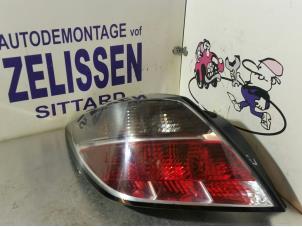 Gebruikte Achterlicht links Opel Astra H GTC (L08) 1.6 16V Twinport Prijs € 36,75 Margeregeling aangeboden door Zelissen V.O.F. autodemontage