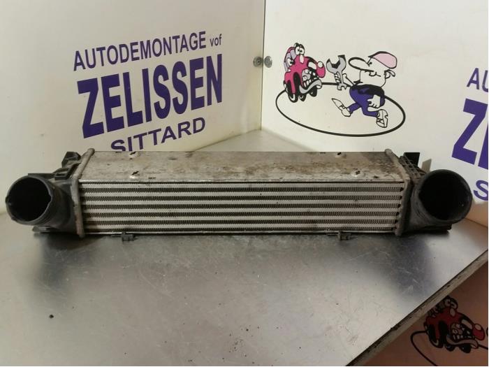 Intercooler van een BMW X1 (E84) xDrive 20d 2.0 16V 2010