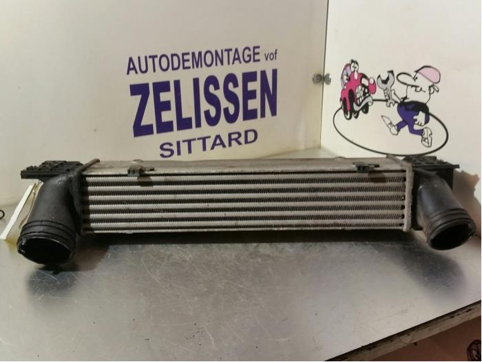 Intercooler van een BMW X1 (E84) xDrive 20d 2.0 16V 2010