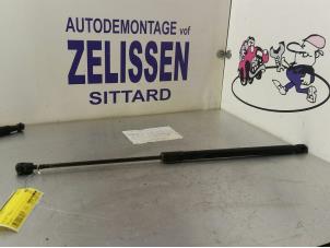 Gebruikte Kofferdekseldemper links-achter BMW X1 (E84) xDrive 20d 2.0 16V Prijs € 21,00 Margeregeling aangeboden door Zelissen V.O.F. autodemontage