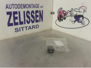 Gebruikte Alarmlicht Schakelaar Opel Zafira (F75) 2.0 DTI 16V Prijs € 15,75 Margeregeling aangeboden door Zelissen V.O.F. autodemontage
