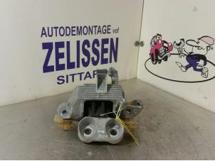 Gebruikte Versnellingsbak Steun Opel Astra K Sports Tourer 1.0 Turbo 12V Prijs € 36,75 Margeregeling aangeboden door Zelissen V.O.F. autodemontage