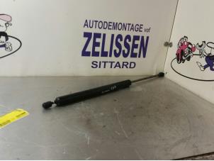 Gebruikte Amortisseur rechts-achter Volkswagen Transporter T4 1.9 TD Prijs € 36,75 Margeregeling aangeboden door Zelissen V.O.F. autodemontage