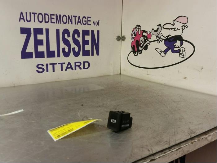 Gebruikte Handrem schakelaar Volkswagen Passat CC (357) 2.0 TDI 16V 135 Prijs € 15,75 Margeregeling aangeboden door Zelissen V.O.F. autodemontage